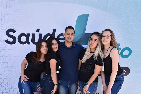 #PraCegoVer: Na imagem, fotografia de cinco estagiários, eles estão em pé e sorrindo.